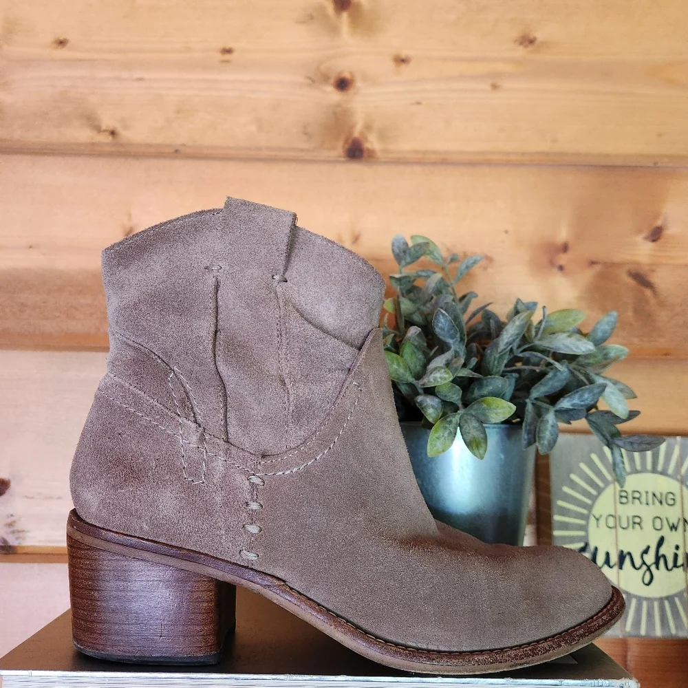 Dolce‎ Vita Taupe Suede Leather Heel Booties Western Cowgirl Rodeo Pull On Sz 8